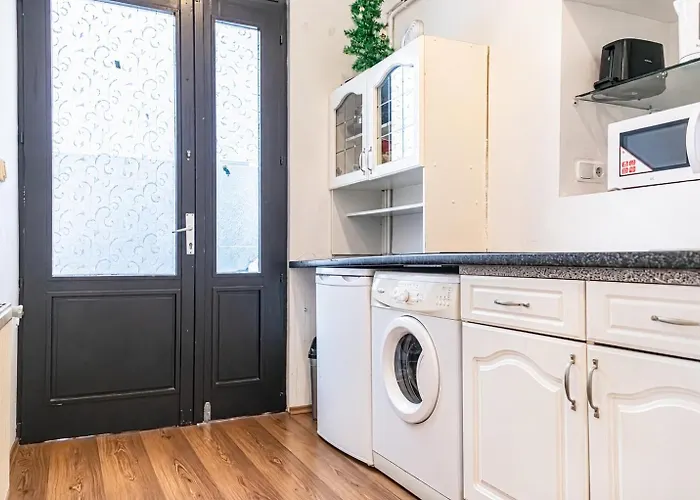Апартаменти Comfortable 1br In Perfect Location *
